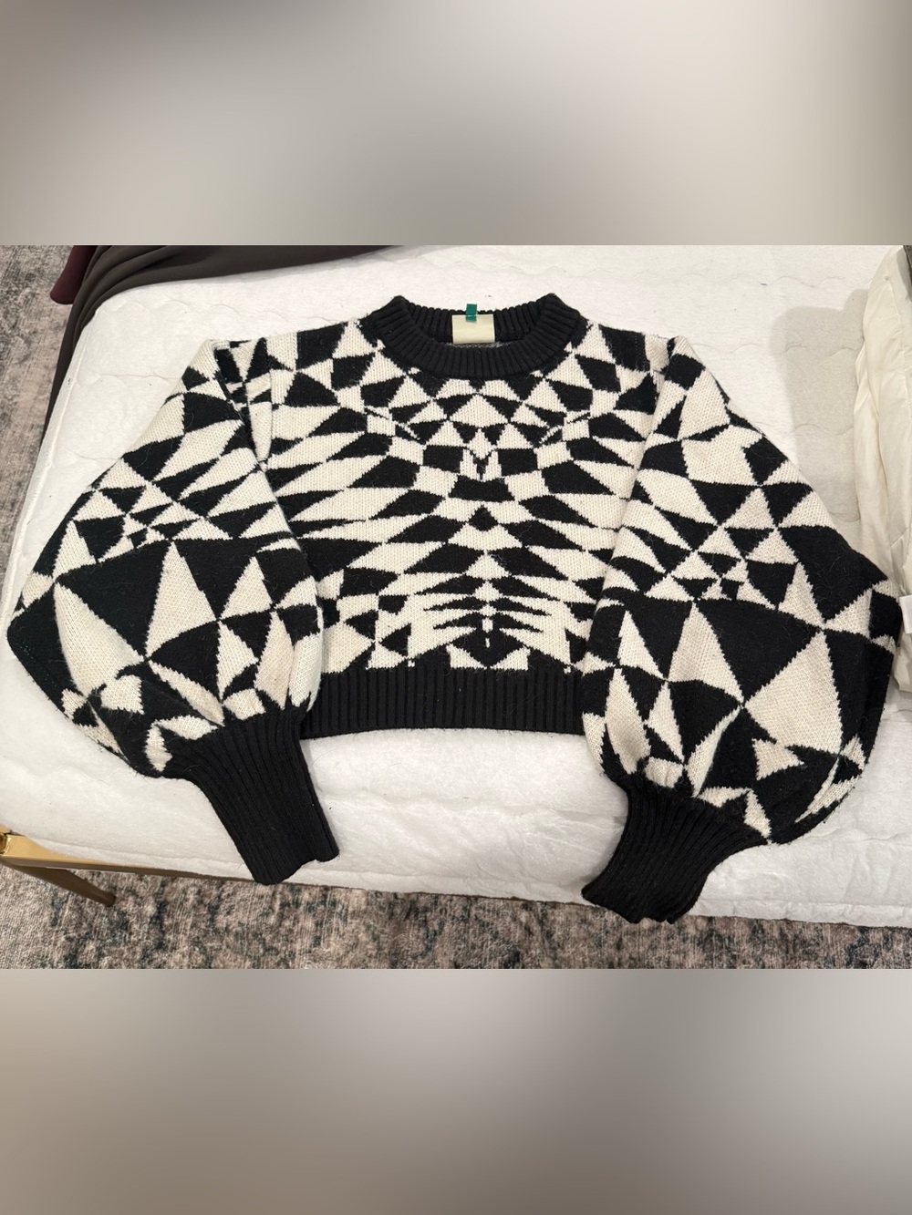 FARM Rio Black & White Geometric Crop Crewneck